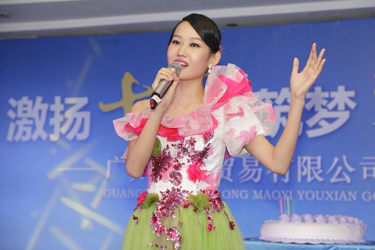 慶生儀式，女歌手領(lǐng)唱明天會更好